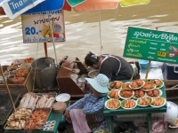 ตลาดน้ำอัมพวา - Attractions