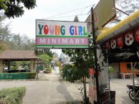 Young Girl Mini Markt - Shops
